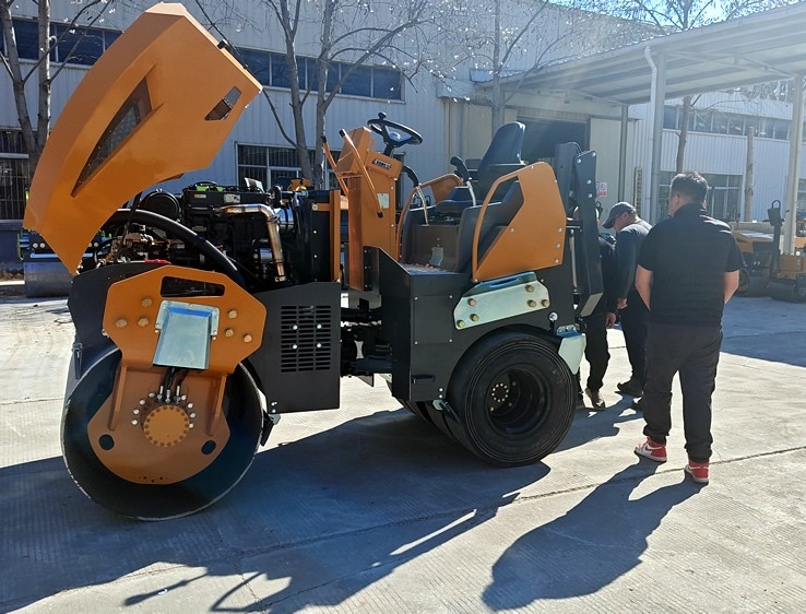 3月18日，哈薩克斯坦客戶來廠體驗考察5噸膠輪壓路機(jī)